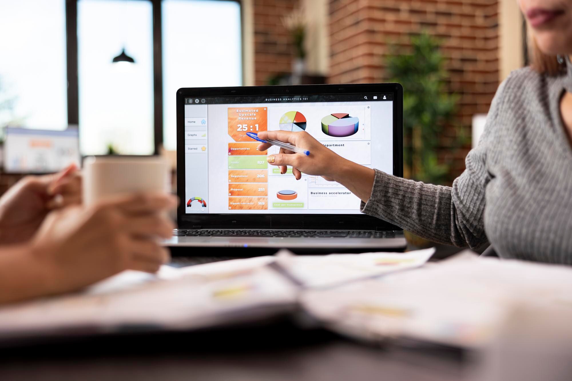 laptop displaying business analytics 482257 120817